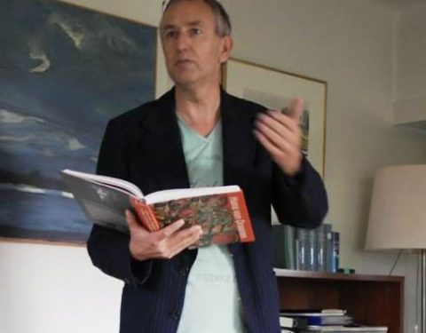Jabik Veenbaas leest voor uit de biografie Hans van Draanen tijdens de Open Dag Stichting A. Roland Holst fonds